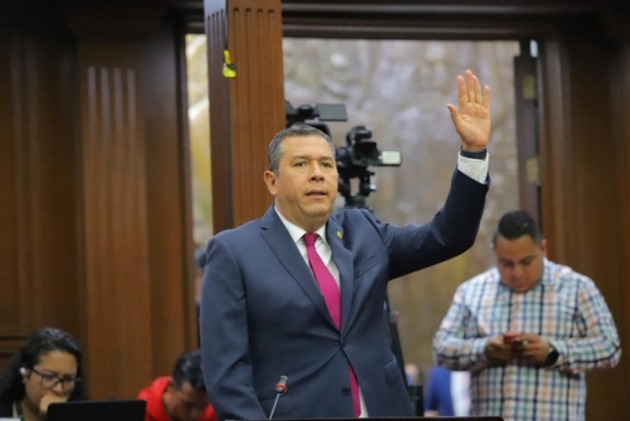 Juan Carlos Barragán vota a favor de otorgar descuentos en licencias de conducir 